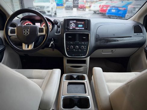 Used 2019 Dodge Grand Caravan SE w/ UConnect Hands-Free Group FWD image 8