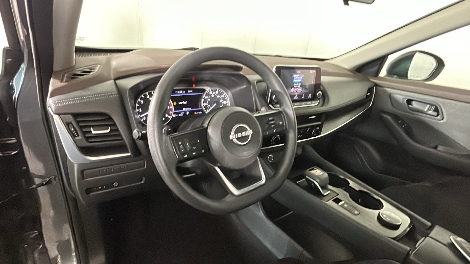 Used 2023 Nissan Rogue S AWD/4WD image 17