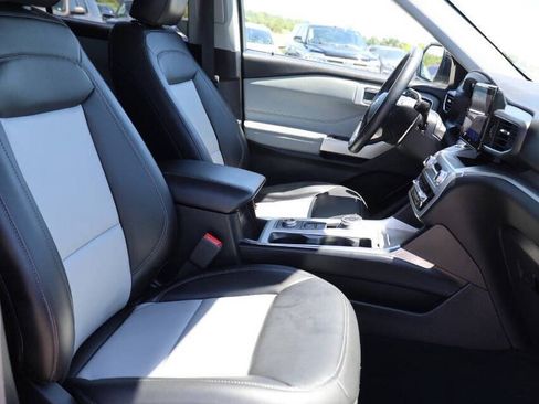 Used 2022 Ford Explorer XLT w/ Equipment Group 202A AWD/4WD image 14