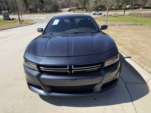 Used 2017 Dodge Charger SE image 3