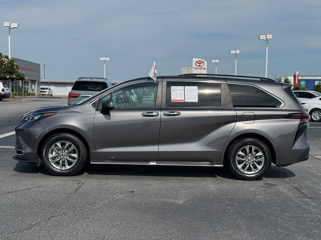 Used 2024 Toyota Sienna XLE FWD image 8