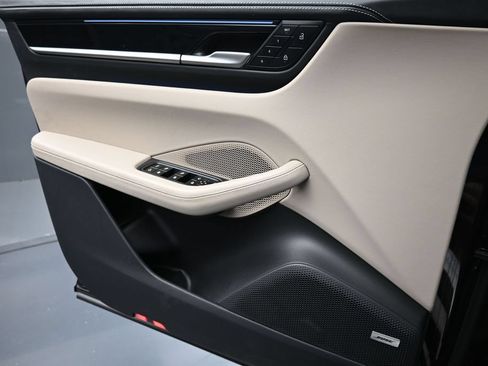 Certified 2025 Porsche Macan 4S Electric AWD/4WD image 24