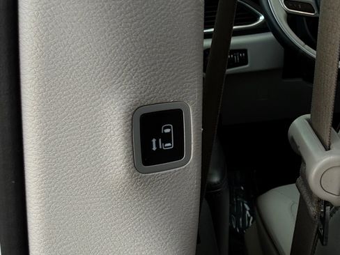 Used 2020 Chrysler Pacifica Limited image 22