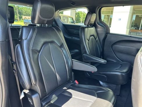 Used 2025 Chrysler Pacifica Select FWD image 41