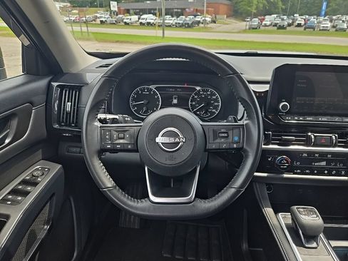 Used 2024 Nissan Pathfinder SV FWD image 4
