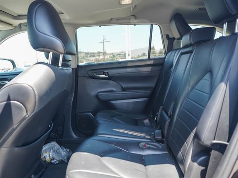 Certified 2021 Toyota Highlander XLE AWD/4WD image 19