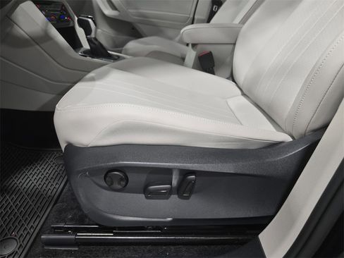 Used 2024 Volkswagen Tiguan SE R-Line image 27