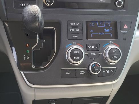 Used 2020 Toyota Sienna L image 23