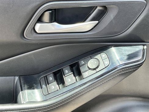 Used 2024 Nissan Rogue SV FWD image 14
