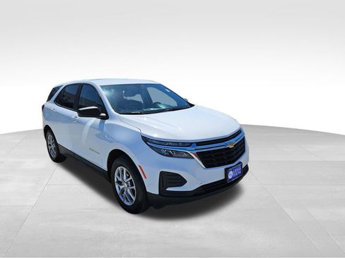 Used 2022 Chevrolet Equinox LS w/ LS Convenience Package image 4