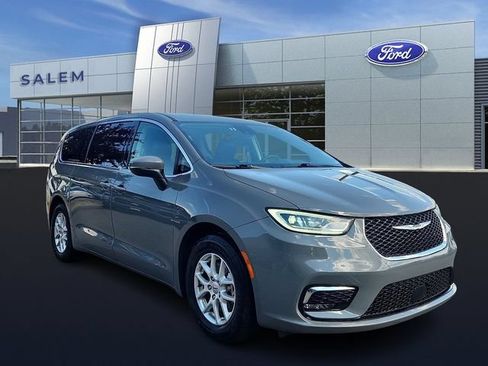 Used 2023 Chrysler Pacifica Touring-L FWD image 1