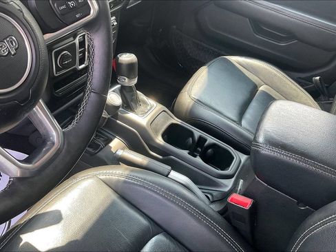 Used 2018 Jeep Wrangler Unlimited Sahara AWD/4WD image 15