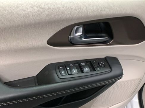Used 2023 Chrysler Voyager LX image 6