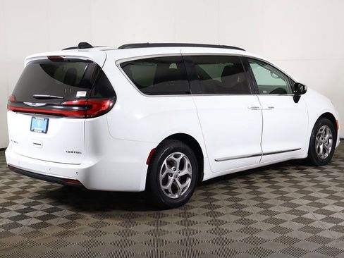Used 2023 Chrysler Pacifica Limited image 14
