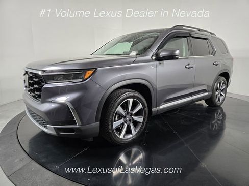 Used 2025 Honda Pilot Touring image 2
