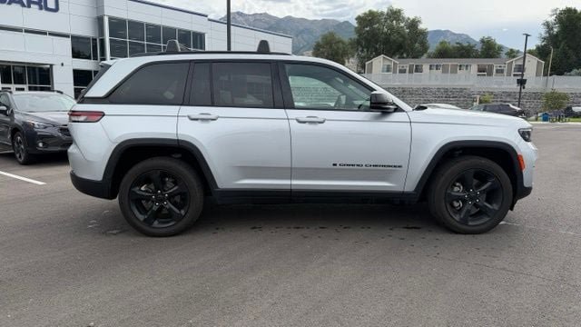 Used 2024 Jeep Grand Cherokee Altitude AWD/4WD image 2