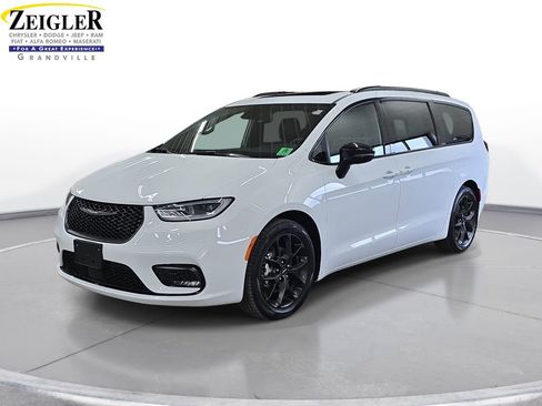 Certified 2025 Chrysler Pacifica Limited FWD image 1