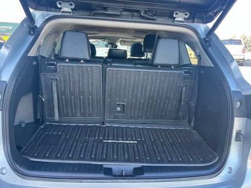 Used 2022 Toyota Highlander XLE AWD/4WD image 33