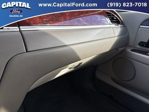 Used 2004 Lincoln Town Car Signature image 26