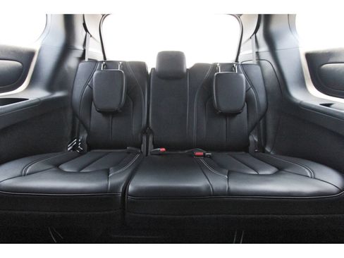 Used 2024 Chrysler Pacifica Limited FWD image 15