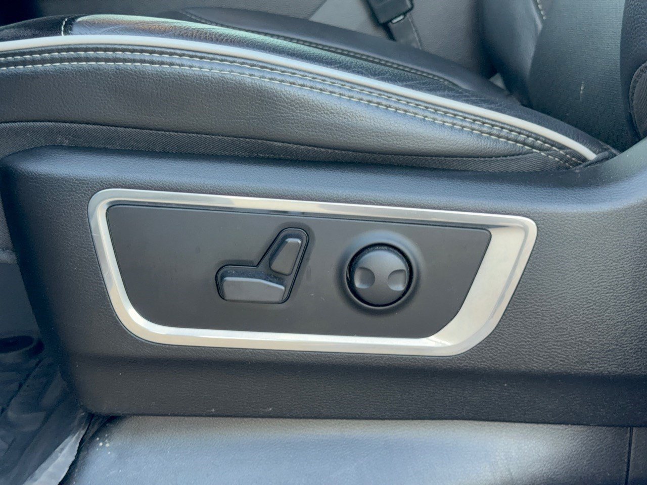 Used 2025 RAM 1500 Laramie AWD/4WD image 16