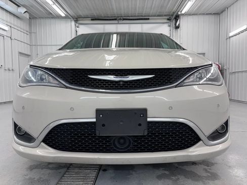 Used 2017 Chrysler Pacifica Limited w/ UConnect Theater Package FWD image 10