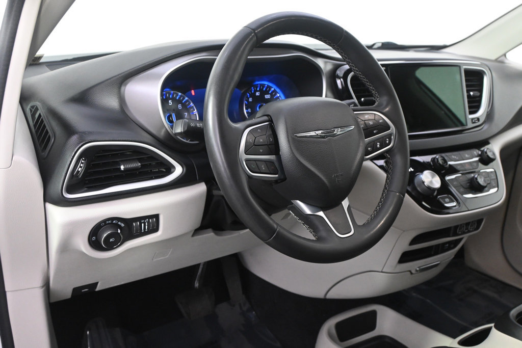 Used 2022 Chrysler Pacifica Touring-L FWD image 12