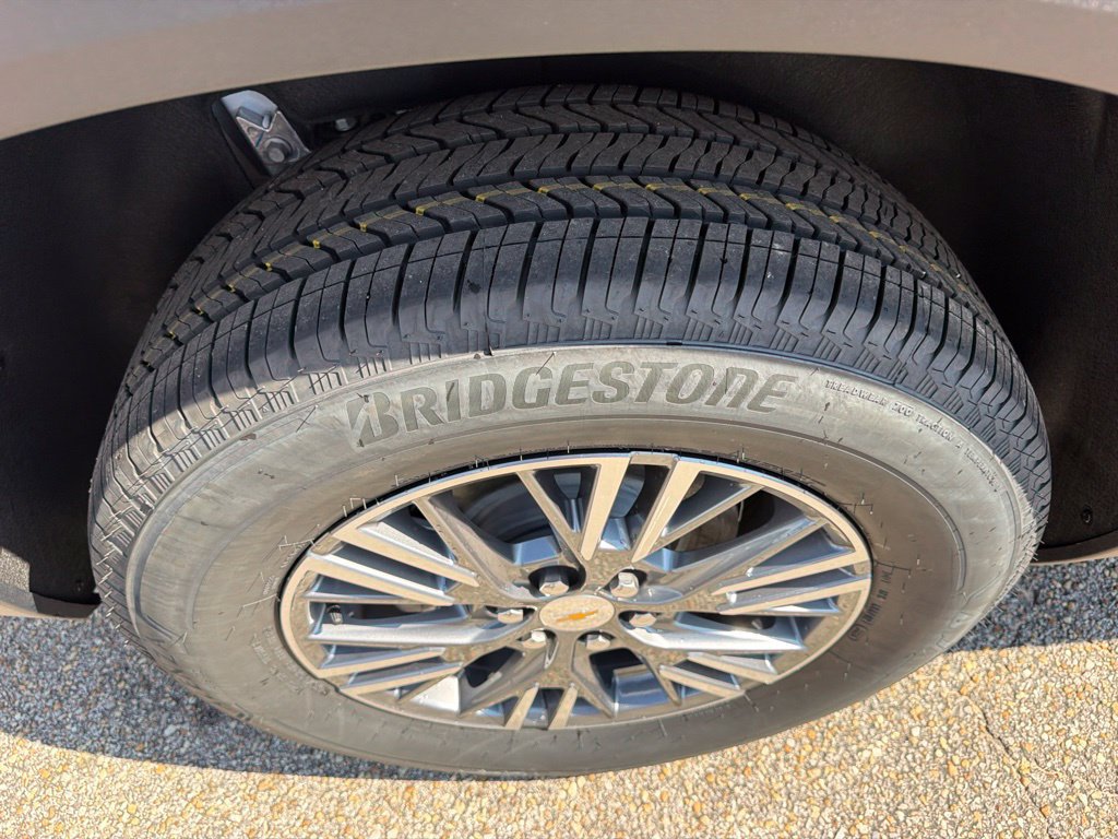 New 2027 Chevrolet Traverse LT w/ Driver Confidence Package FWD image 11