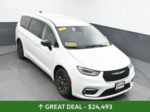 Used 2024 Chrysler Pacifica Touring-L FWD image 40
