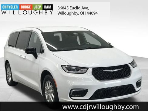 New 2025 Chrysler Pacifica Select image 3