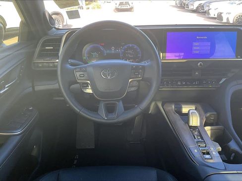 Used 2023 Toyota Crown Limited image 5