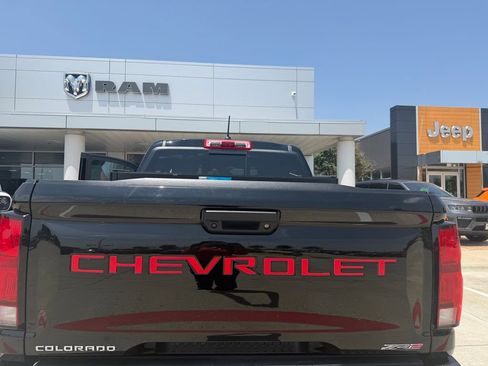 Used 2025 Chevrolet Colorado ZR2 w/ Technology Package AWD/4WD image 7