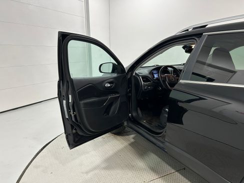 Used 2019 Jeep Cherokee Limited AWD/4WD image 24