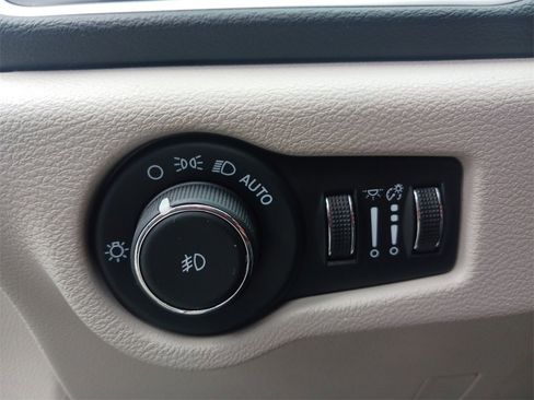 Used 2024 Chrysler Pacifica Touring-L image 34