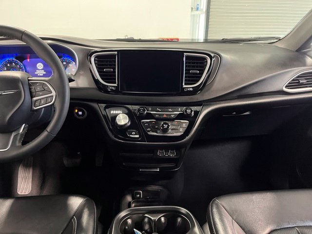 Used 2025 Chrysler Pacifica Select FWD image 18