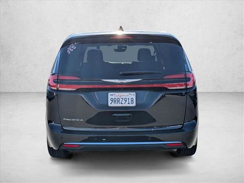 Used 2025 Chrysler Pacifica Select image 6