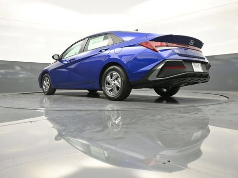 Certified 2025 Hyundai Elantra SE FWD image 30