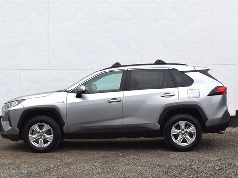 Used 2019 Toyota RAV4 LE w/ Carpet Mat Package AWD/4WD image 9