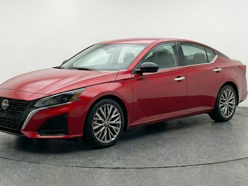 Used 2025 Nissan Altima 2.5 SV FWD image 3