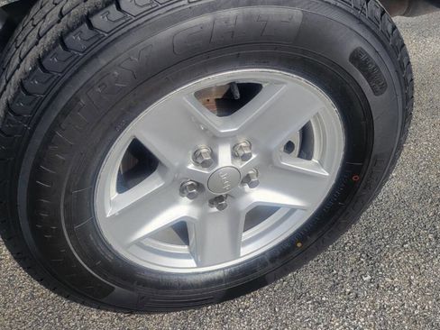 Used 2023 Jeep Gladiator Sport image 13