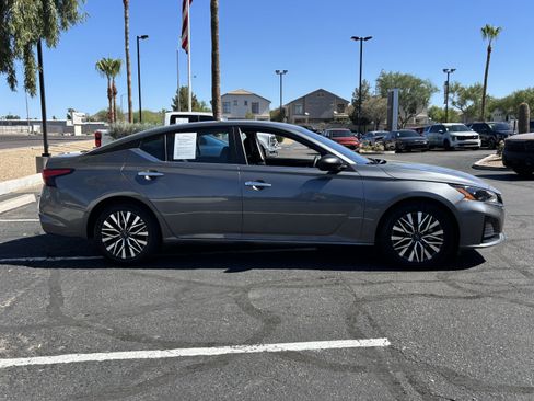 Used 2025 Nissan Altima 2.5 SV FWD image 2