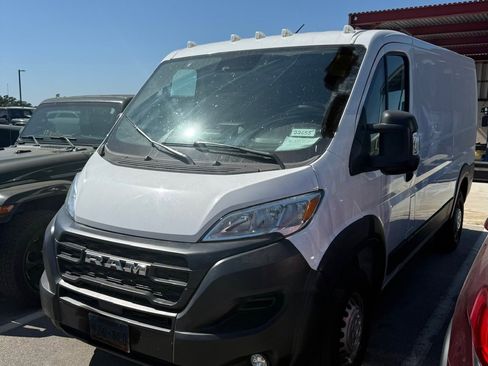 Used 2025 RAM ProMaster 2500 w/ Convenience Group FWD image 3