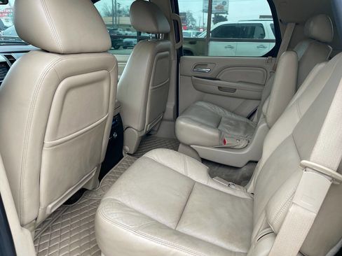 Used 2010 Cadillac Escalade Premium image 16