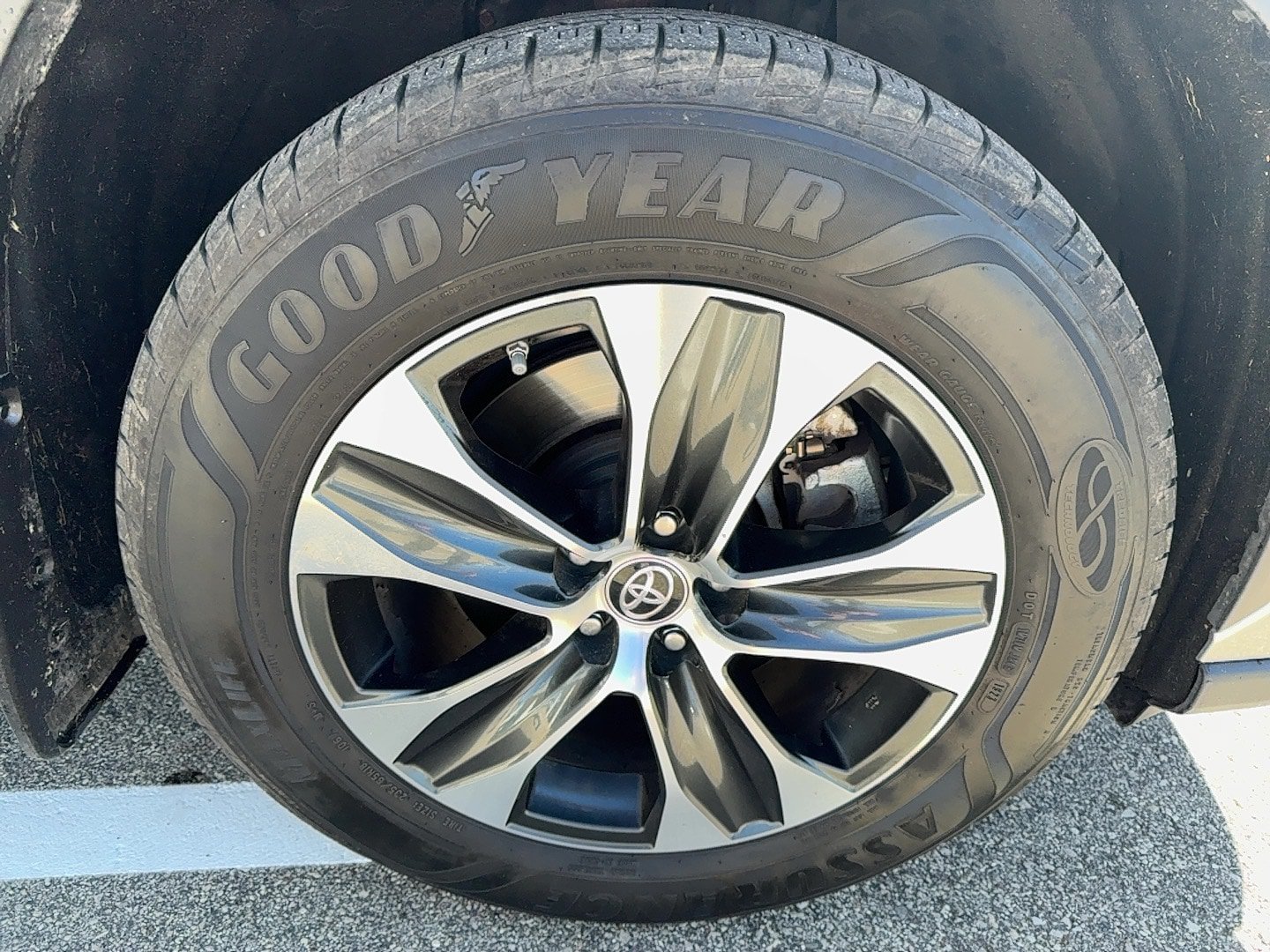 Used 2020 Toyota Highlander XLE AWD/4WD image 10