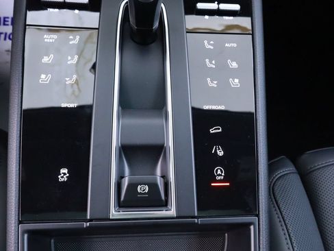 Certified 2025 Porsche Macan AWD/4WD image 29