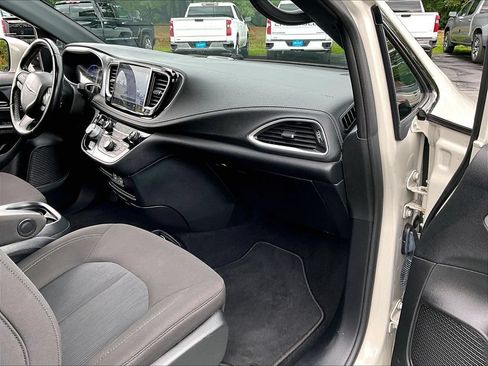 Used 2021 Chrysler Pacifica Touring w/ S Appearance Package FWD image 13