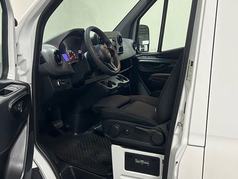 Used 2019 Mercedes-Benz Sprinter 2500 image 8