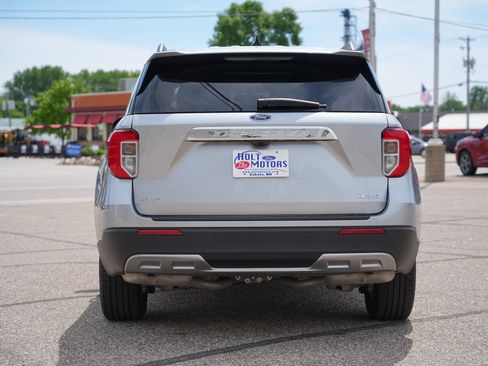 Used 2023 Ford Explorer XLT w/ Equipment Group 202A AWD/4WD image 4