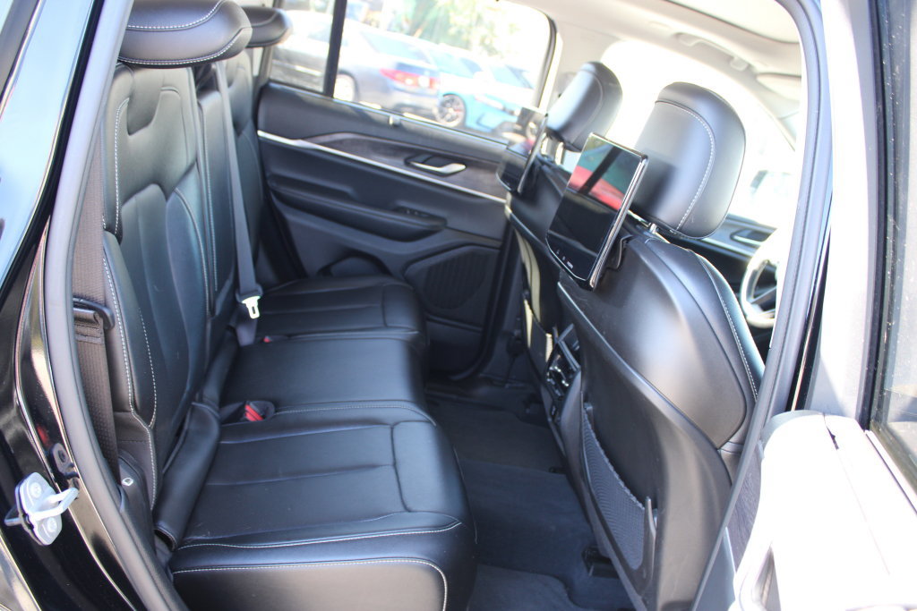 Used 2023 Jeep Grand Cherokee Limited w/ Luxury Tech Group II RWD image 12