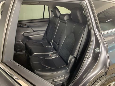 Used 2023 Toyota Highlander XLE AWD/4WD image 34